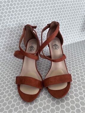Trary Strappy Block Heel Sandals in Rust. Size 8